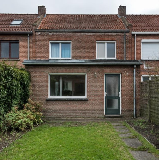 Bakstenen achterbouw aan een rijwoning