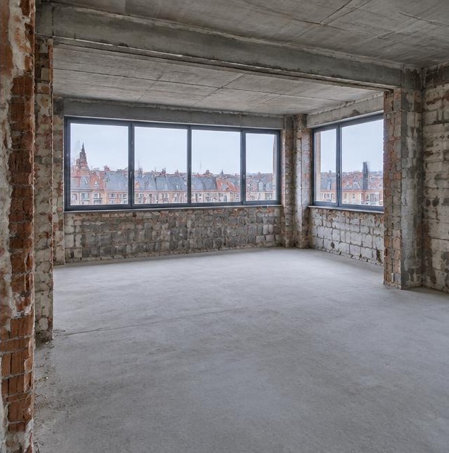 Gestript appartement met vrijgemaakte muren en vloer