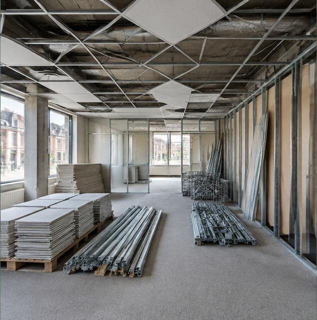 Kantoor tijdens het verwijderen van plafondafwerking en scheidingswanden
