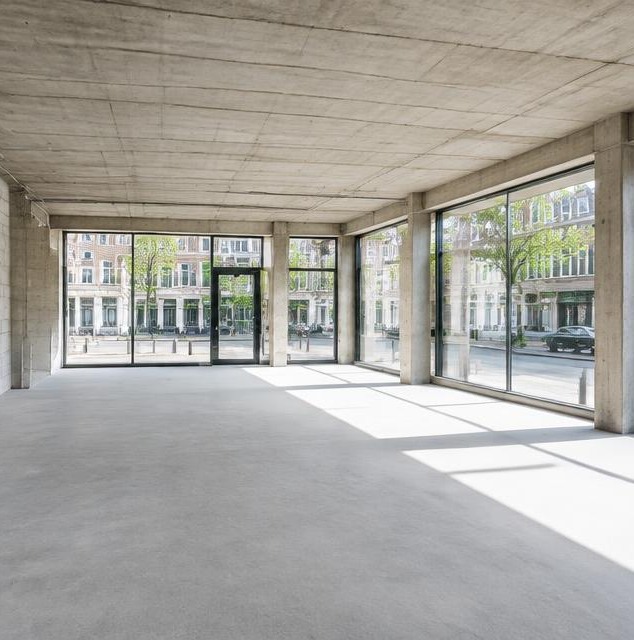 Gestript handelspand met vrijgemaakte vloer en plafond
