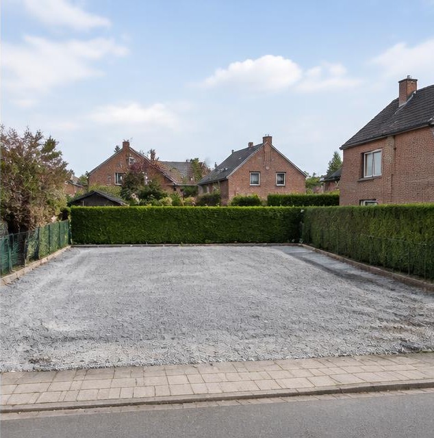 Vrijgemaakt perceel na afbraak en puinafvoer