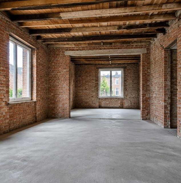 Gestripte woning met zichtbare bakstenen muren en houten balken